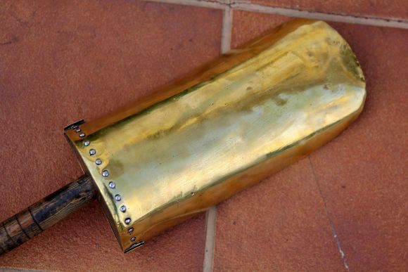 Латунный старинный совок с удобной деревянной ручкой