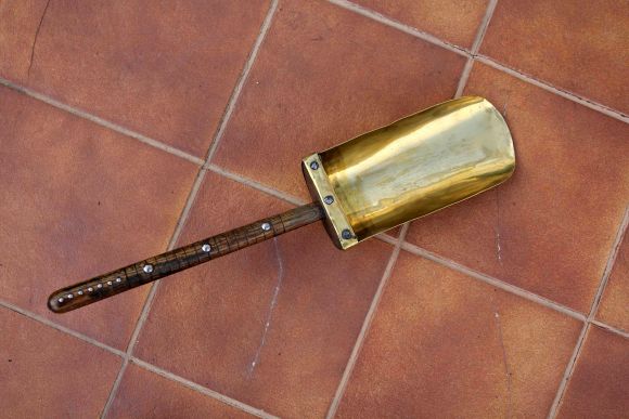 Латунный старинный совок с удобной деревянной ручкой