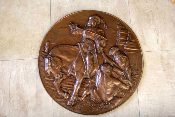 Огромное Панно в патине РЫЦАРЬ И ПОВЕРЖЕННЫЕ. D 76 см