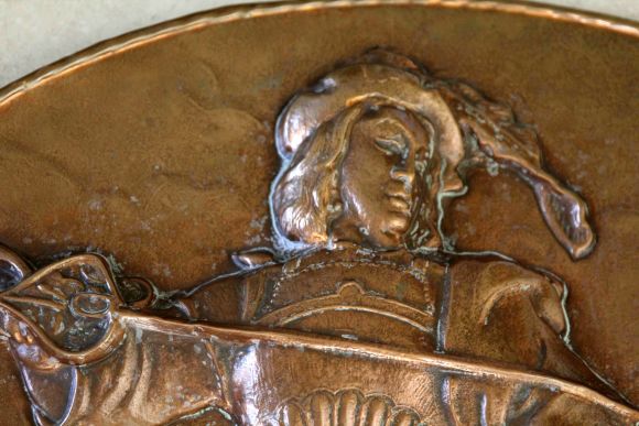 Огромное Панно в патине РЫЦАРЬ И ПОВЕРЖЕННЫЕ. D 76 см