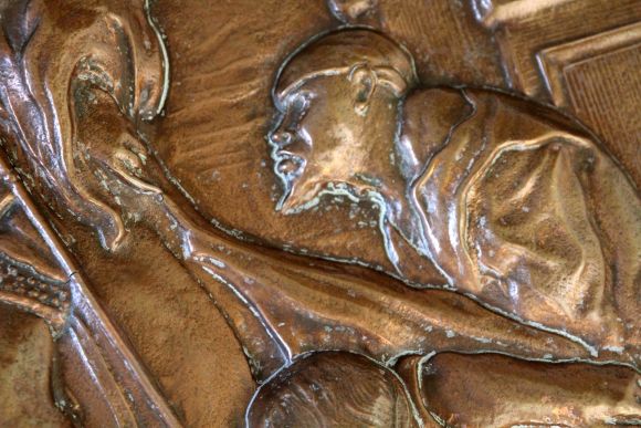 Огромное Панно в патине РЫЦАРЬ И ПОВЕРЖЕННЫЕ. D 76 см