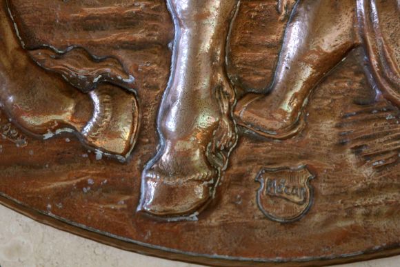 Огромное Панно в патине РЫЦАРЬ И ПОВЕРЖЕННЫЕ. D 76 см