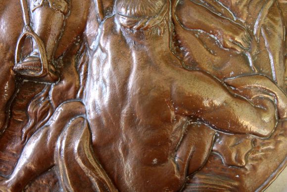 Огромное Панно в патине РЫЦАРЬ И ПОВЕРЖЕННЫЕ. D 76 см