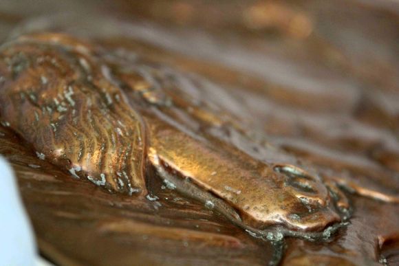 Огромное Панно в патине РЫЦАРЬ И ПОВЕРЖЕННЫЕ. D 76 см