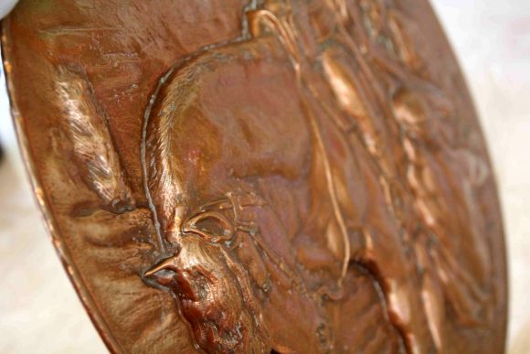 Огромное Панно в патине РЫЦАРЬ И ПОВЕРЖЕННЫЕ. D 76 см