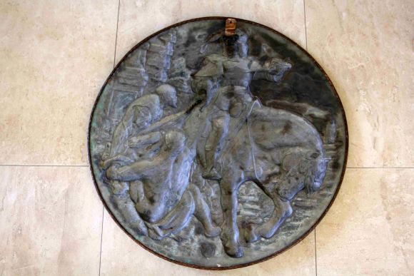 Огромное Панно в патине РЫЦАРЬ И ПОВЕРЖЕННЫЕ. D 76 см