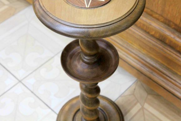 Изящная подставка в интерьер из массива