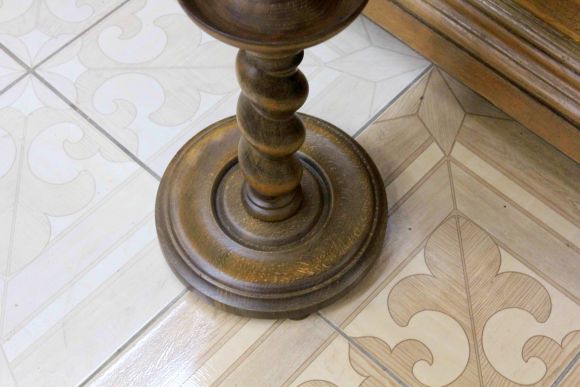 Изящная подставка в интерьер из массива