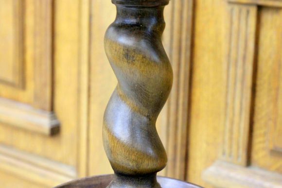 Изящная подставка в интерьер из массива