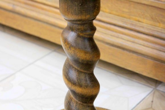 Изящная подставка в интерьер из массива