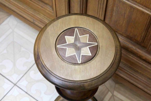 Изящная подставка в интерьер из массива