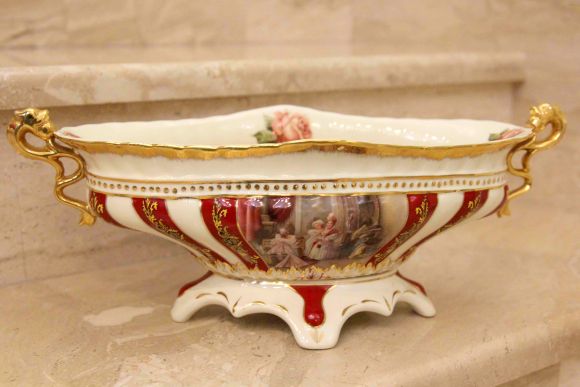 Необыкновенной красоты, антикварная ладья из Лиможского фарфора. Франция.