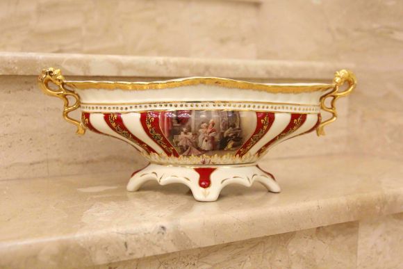 Необыкновенной красоты, антикварная ладья из Лиможского фарфора. Франция.