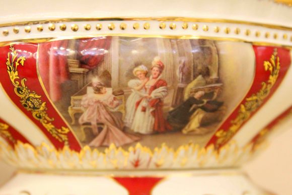 Необыкновенной красоты, антикварная ладья из Лиможского фарфора. Франция.
