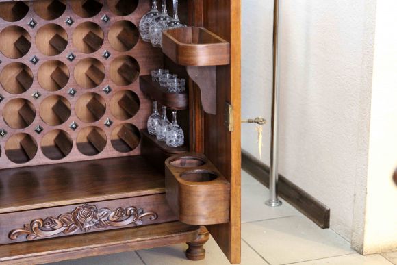 Замечательный винтажный шкаф для вина. Европа. Середина 20 века.