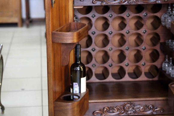 Замечательный винтажный шкаф для вина. Европа. Середина 20 века.