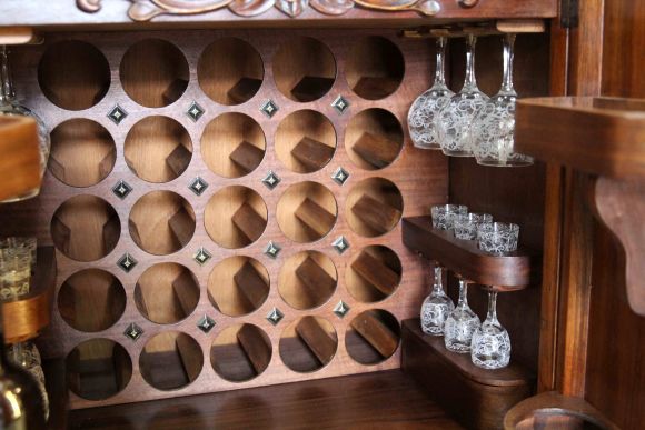 Замечательный винтажный шкаф для вина. Европа. Середина 20 века.