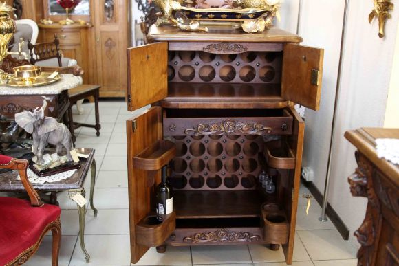 Замечательный винтажный шкаф для вина. Европа. Середина 20 века.