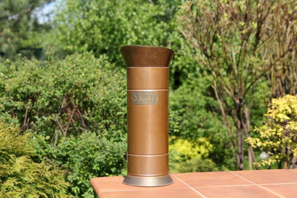 Узкий и высокий медный зольник - также подставка под зонты или ваза для цветов