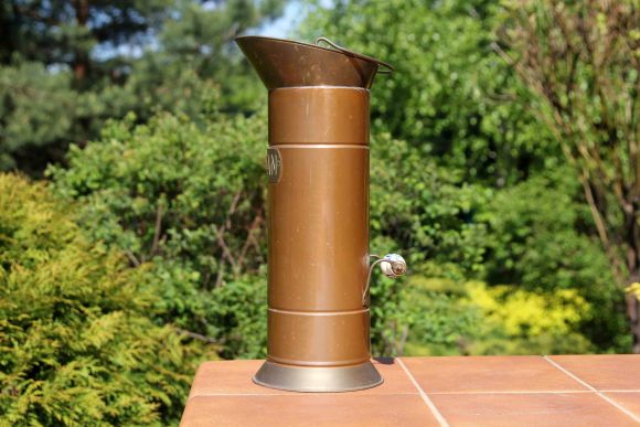 Узкий и высокий медный зольник - также подставка под зонты или ваза для цветов