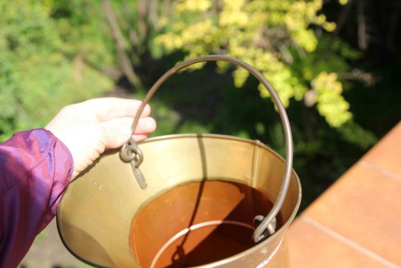 Узкий и высокий медный зольник - также подставка под зонты или ваза для цветов