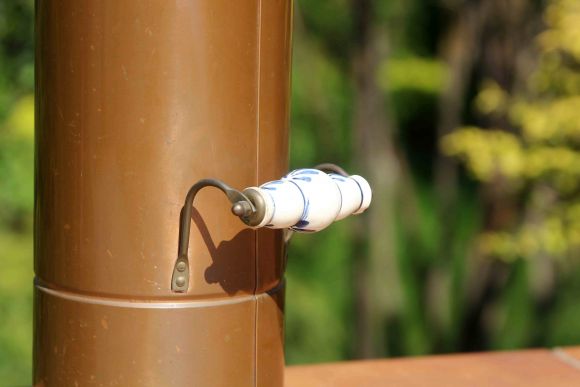 Узкий и высокий медный зольник - также подставка под зонты или ваза для цветов