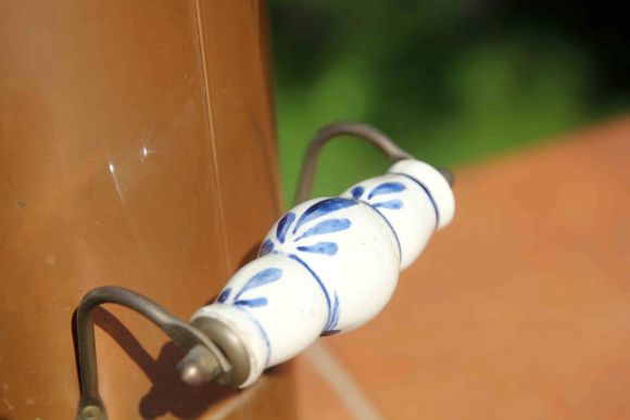 Узкий и высокий медный зольник - также подставка под зонты или ваза для цветов