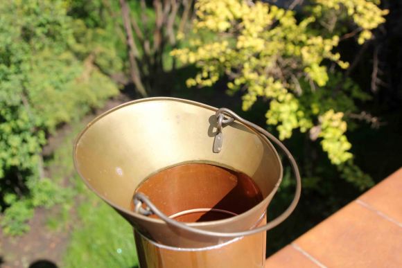 Узкий и высокий медный зольник - также подставка под зонты или ваза для цветов