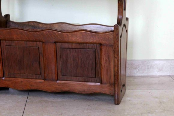 Старинная дубовая газетница с удобной столешницей