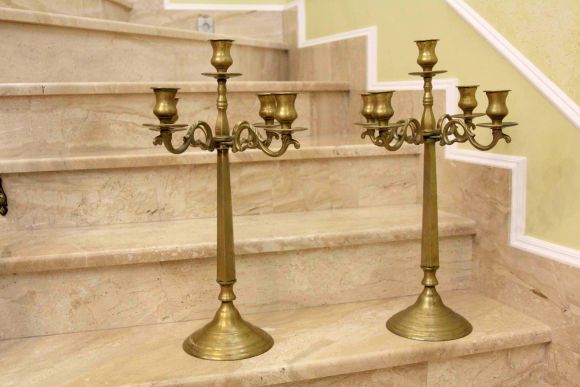 Пара огромных, антикварных подсвечников из латуни на 5 свечей.