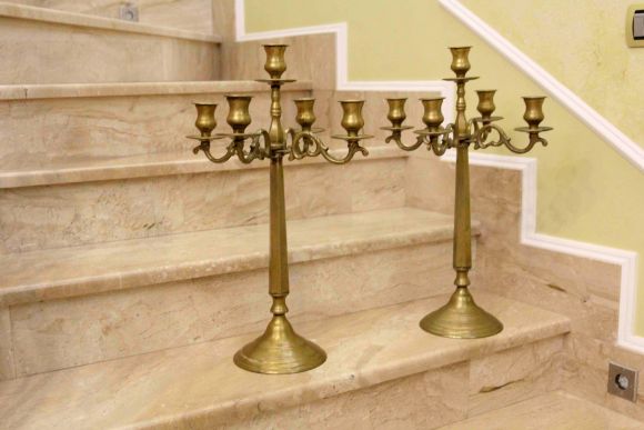 Пара огромных, антикварных подсвечников из латуни на 5 свечей.