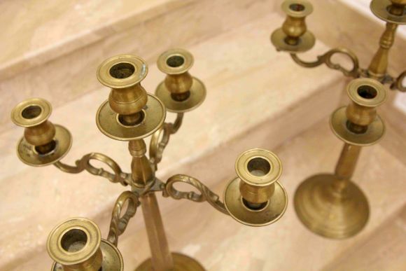 Пара огромных, антикварных подсвечников из латуни на 5 свечей.