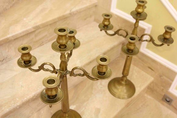 Пара огромных, антикварных подсвечников из латуни на 5 свечей.