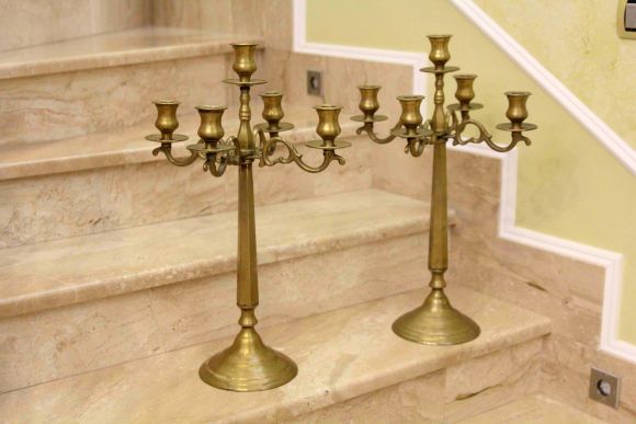 Пара огромных, антикварных подсвечников из латуни на 5 свечей.