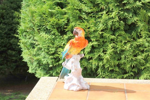 Антикварная статуэтка. Очень красивый и яркий попугай. Италия. Начало 20 века.