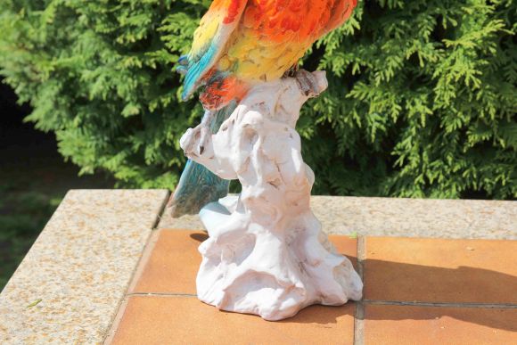 Антикварная статуэтка. Очень красивый и яркий попугай. Италия. Начало 20 века.