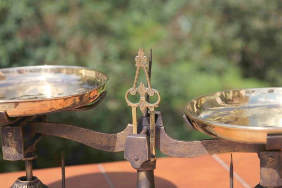 Антикварные торговые весы с латунными чашами.