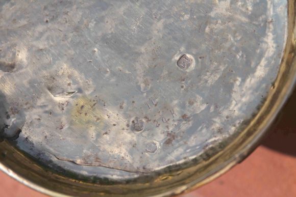 Антикварные торговые весы с латунными чашами.