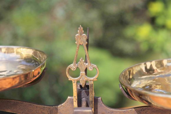 Антикварные торговые весы с латунными чашами.