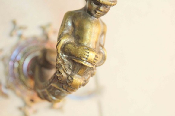 Парные винтажные бра с мальчиком из латуни