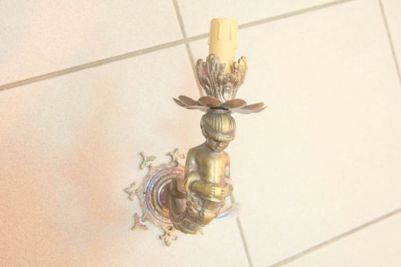 Парные винтажные бра с мальчиком из латуни