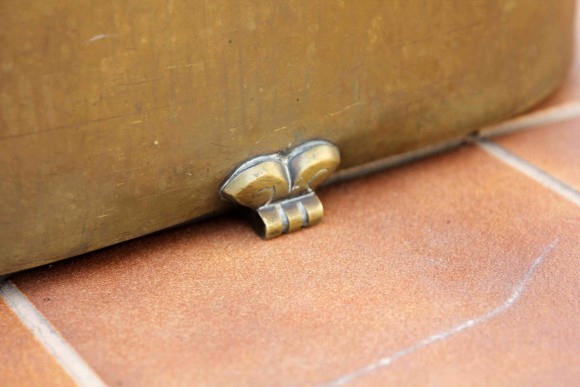 Старинная емкость для дров, угля или золы из латуни в патине