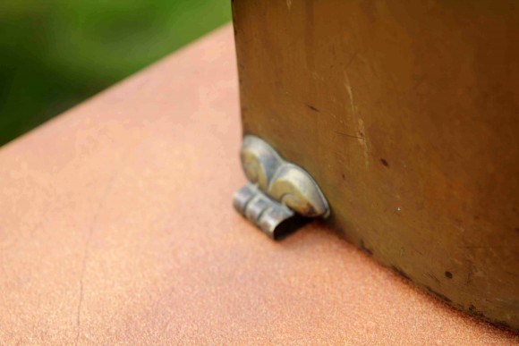 Старинная емкость для дров, угля или золы из латуни в патине