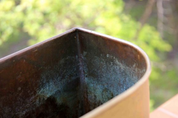 Старинная емкость для дров, угля или золы из латуни в патине