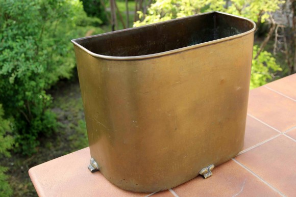 Старинная емкость для дров, угля или золы из латуни в патине