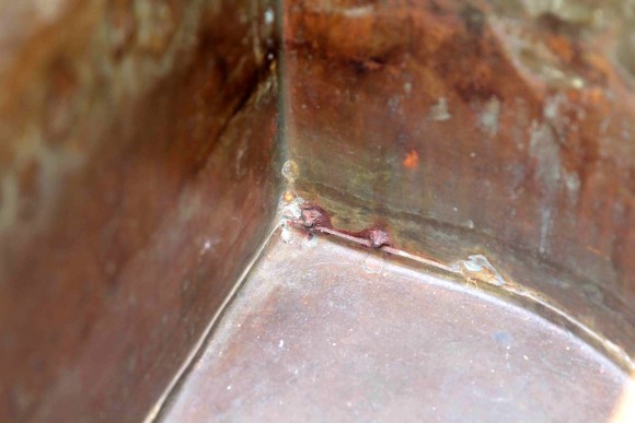 Старинная емкость для дров, угля или золы из латуни в патине