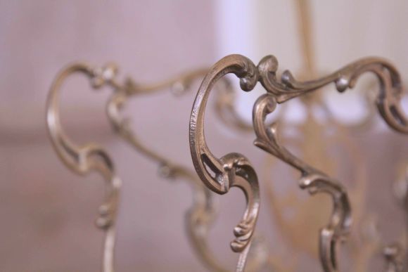 Ажурная бронзовая газетница 