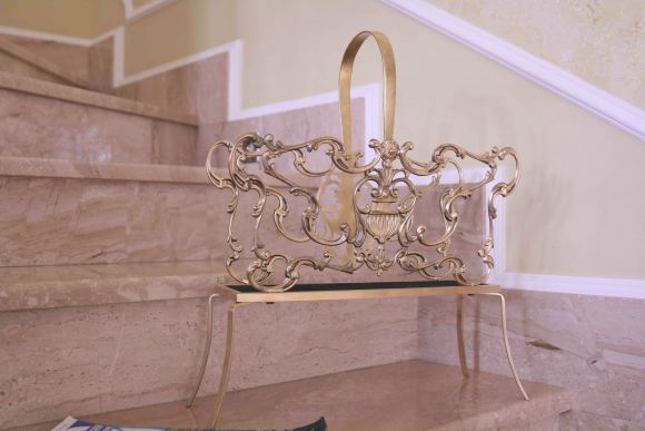 Ажурная бронзовая газетница 