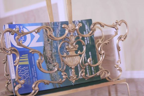 Ажурная бронзовая газетница 