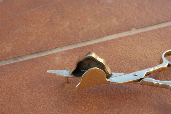 Старинный гаситель для пламени свечи